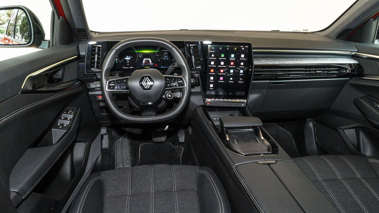 Ford Kuga VS Renault Austral. Ποιο ξεχωρίζει σε εξοπλισμό ασφάλειας και άνεσης.